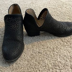 6 black Naturalizer bootie.